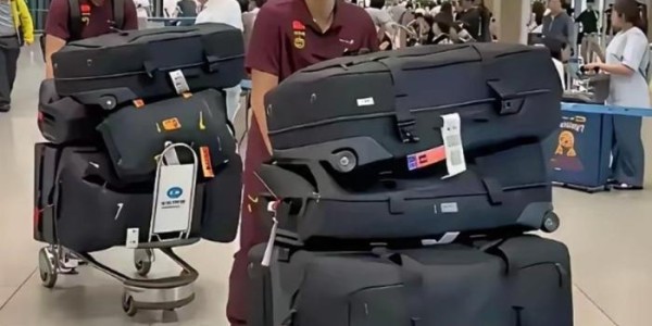 国足官方辟谣“行李多” 足球记者愤怒：偌大中国就没人管了？
