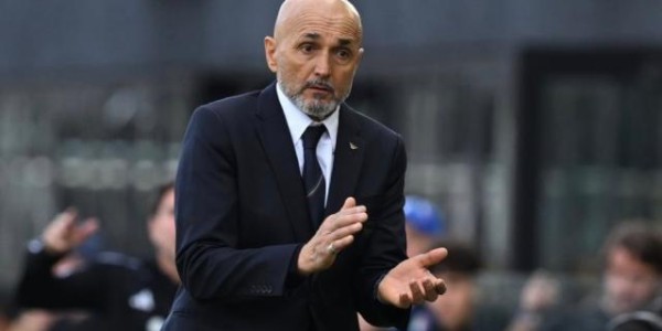 凤凰体育在线-斯帕莱蒂：谈战术阵型毫无意义，3后卫4后卫都很好