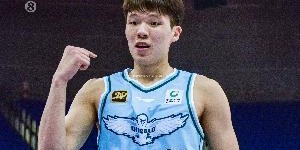 弹无虚发！杨瀚森半场4中4拿到9分4板 三分1中1